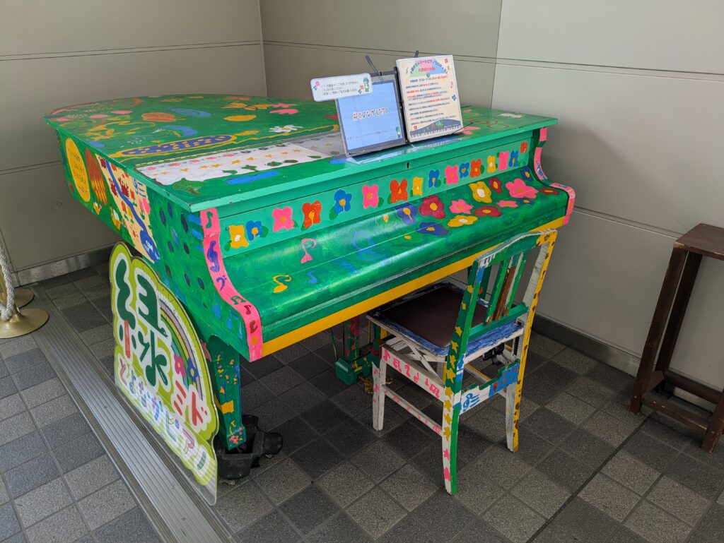 グランドピアノ、とよなかピアノ緑(ミド) 