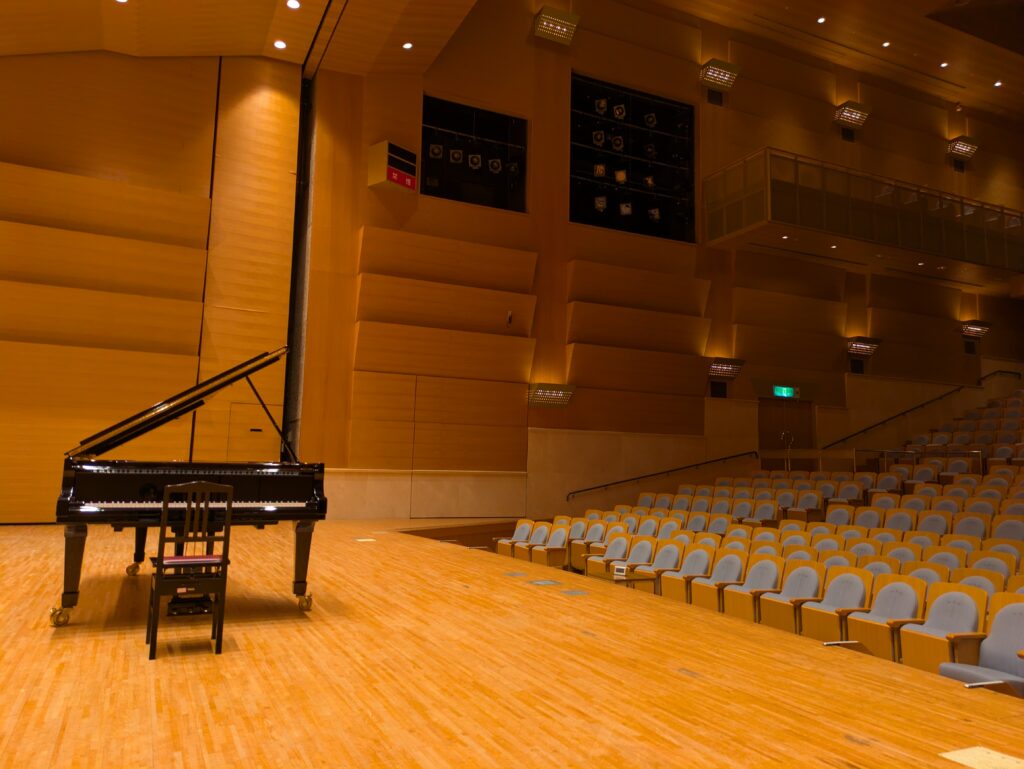 ユーベルホールのステージからスタインウェイD274と座席