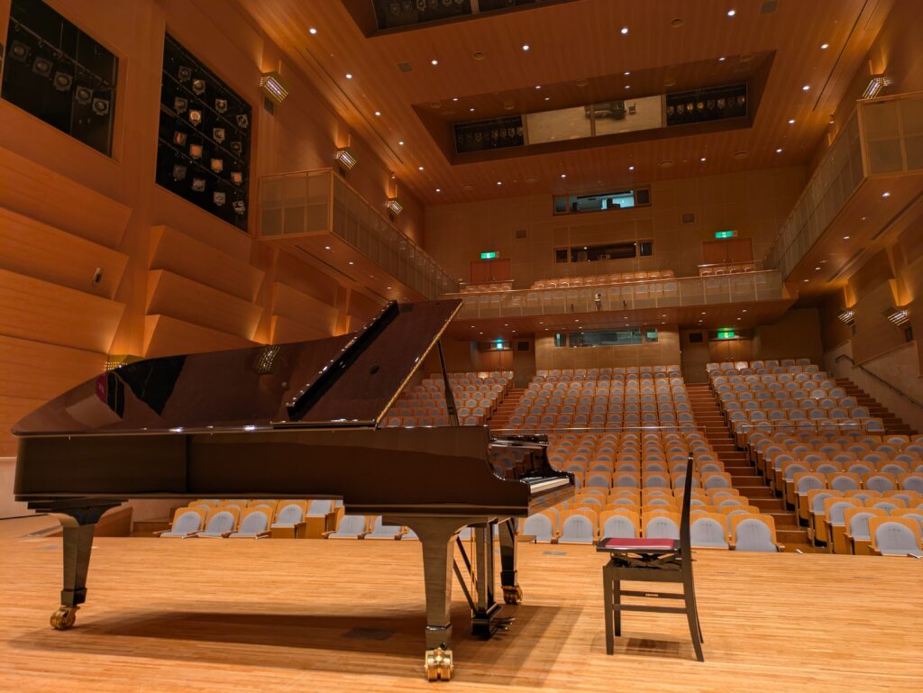 ユーベルホールのステージからスタインウェイD274と座席