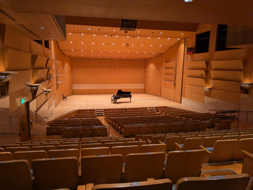 帰り際に座先の通路から眺めるスタインウェイD274