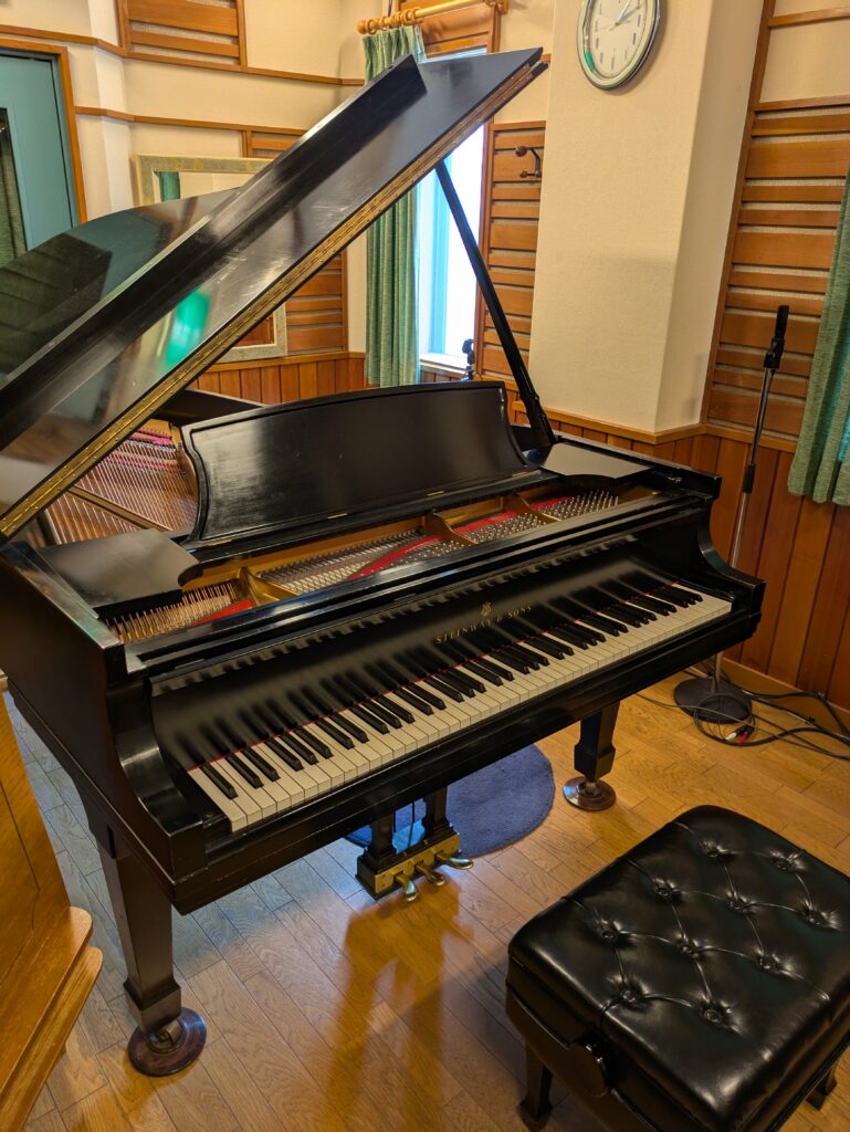スタインウェイB211全体