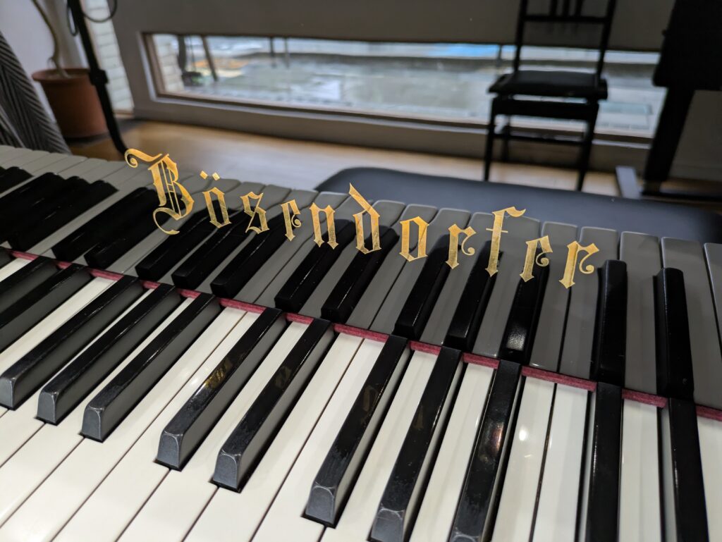 ベーゼンドルファーのロゴと鍵盤