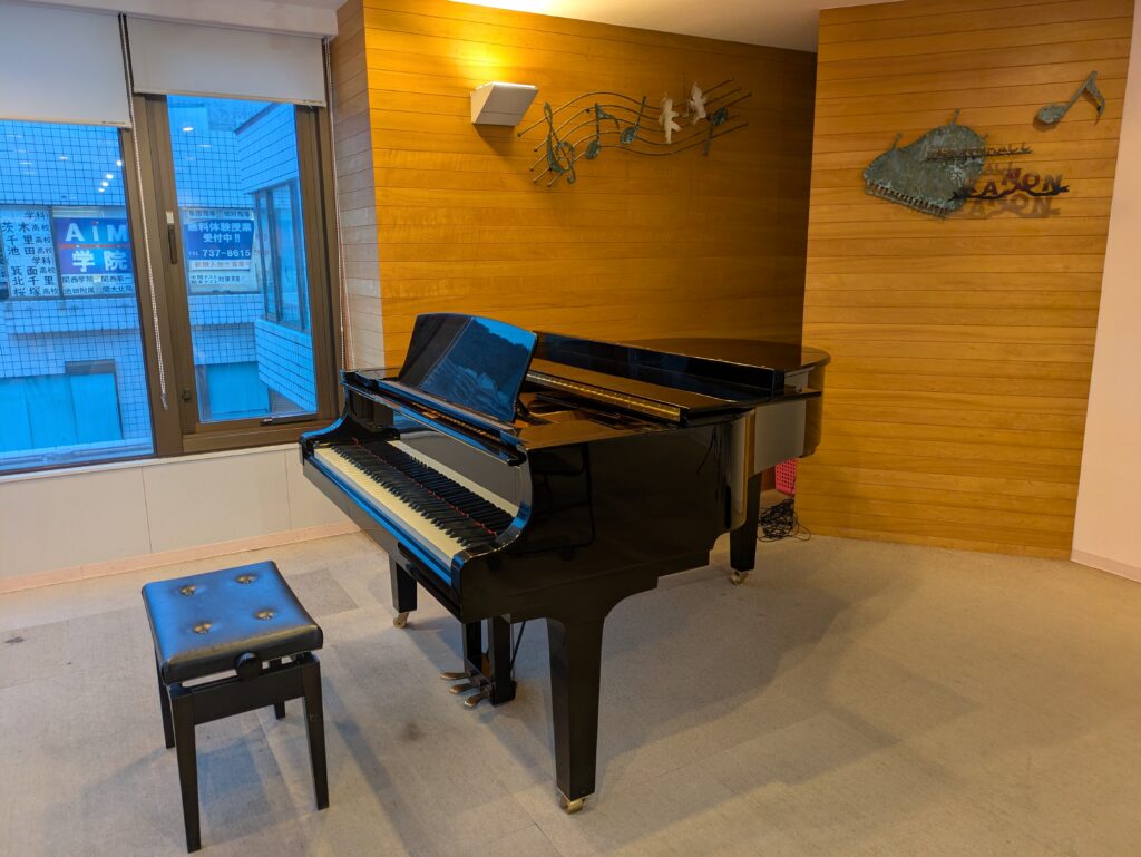ヤマハグランドピアノC3 全体　プチカノンホール、ミュージックドリーム音楽教室箕面教室