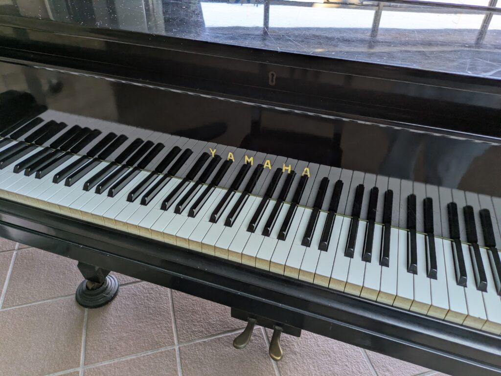 2026 R08 07 14 舞鶴市西市民プラザのヤマハグランドピアノ鍵盤