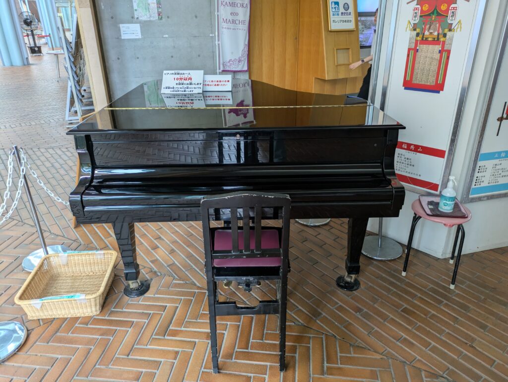 道の駅ガレリアかめおかのストリートピアノ正面から