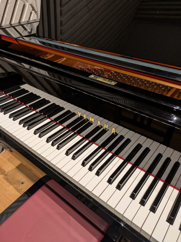 2026 R08 08 29 西神中央ホールのピアノ室でフルコンサートグランドピアノ、ヤマハCFX鍵盤