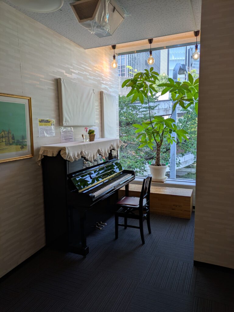 アールエイチワイ大阪梅田貸し音楽練習室のアップライトピアノ、ヤマハU300斜めから