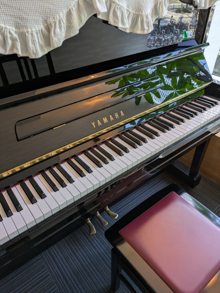 アールエイチワイ大阪梅田貸し音楽練習室のアップライトピアノ、ヤマハU300鍵盤