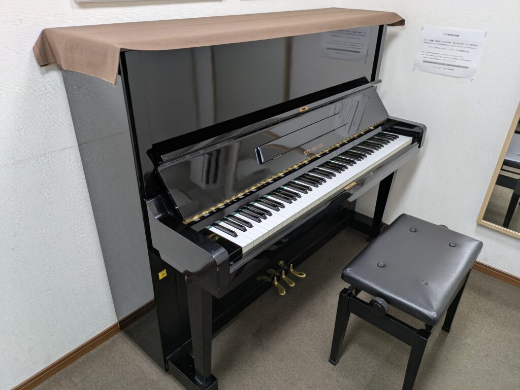 スタインリッヒのアップライトピアノA-56