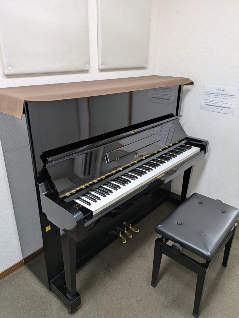 スタインリッヒのアップライトピアノA-56縦画像