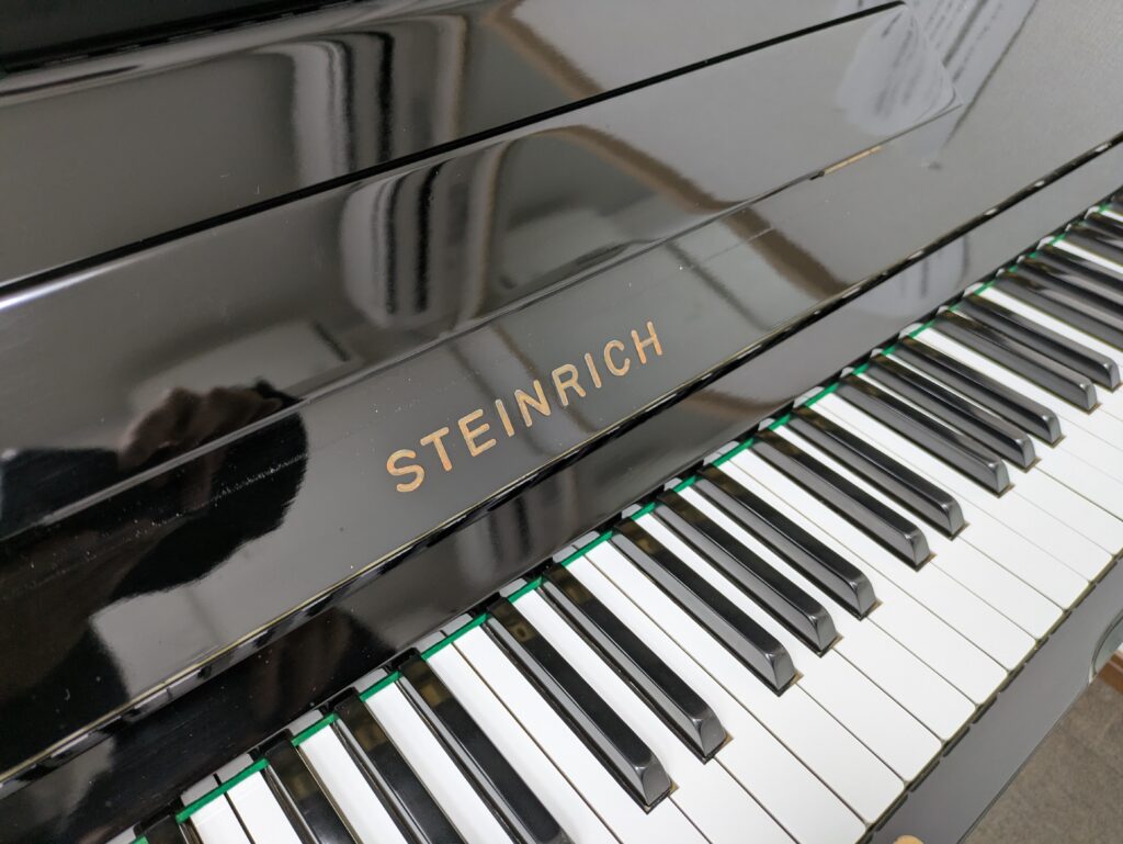 スタインリッヒのアップライトピアノA-56鍵盤