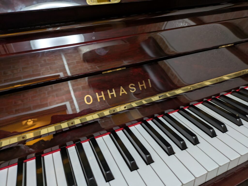 幻の国産ピアノ「大橋ピアノ」のアップライトピアノOHHASHI132のロゴ