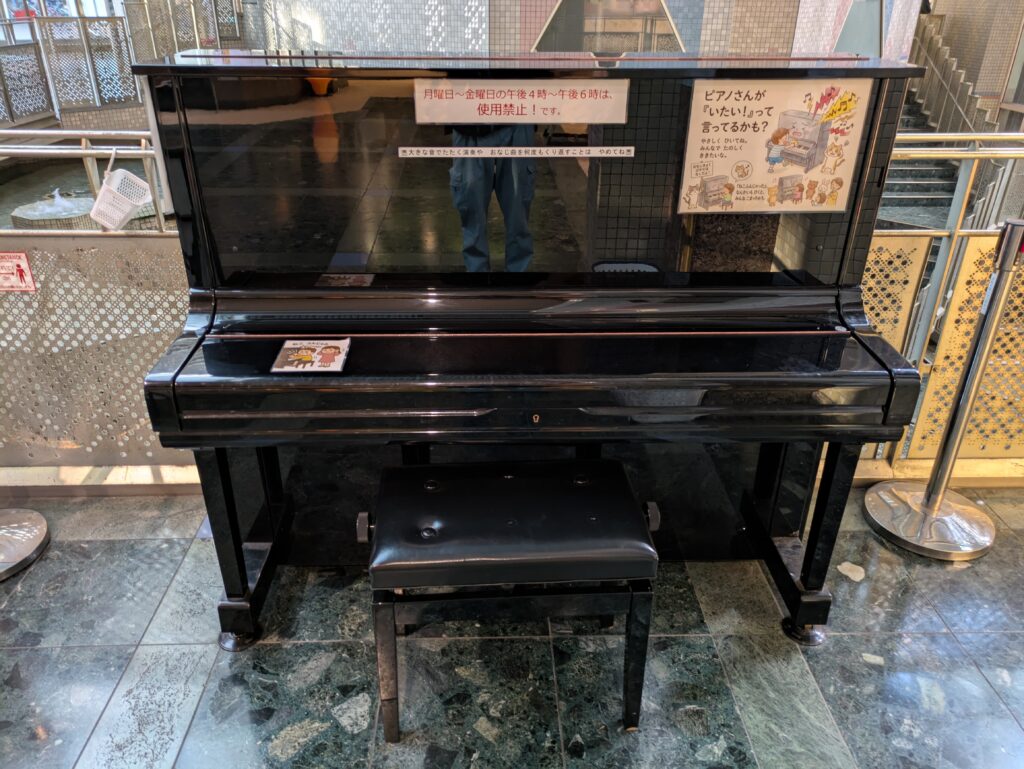 ジ・アンタンテマーケットシーン YAMAHAアップライトピアノ